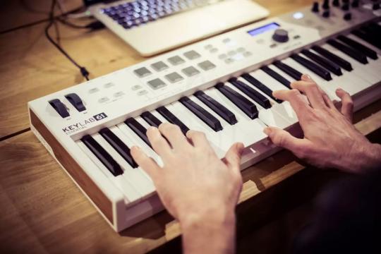 MIDI-клавиатура Миди-клавиатуры Arturia Arturia KeyLab Essential 61 - Миди-клавиатура KeyLab Essential 61 - фото 5