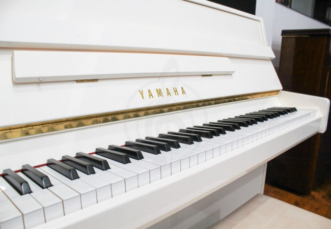 Акустическое пианино Пианино Yamaha Yamaha JU109PWH Пианино акустическое, белое, 88 клавиш JU109PWH//LZ.WITHBENCH - фото 2