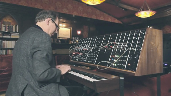 Композитор Hans Zimmer и аналоговый синтезатор